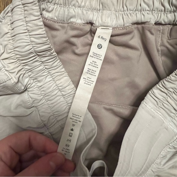 Lululemon Hotty Hot Short II 2.5” Size 6 in Dark Chrome Women’s - Picture 6 of 14